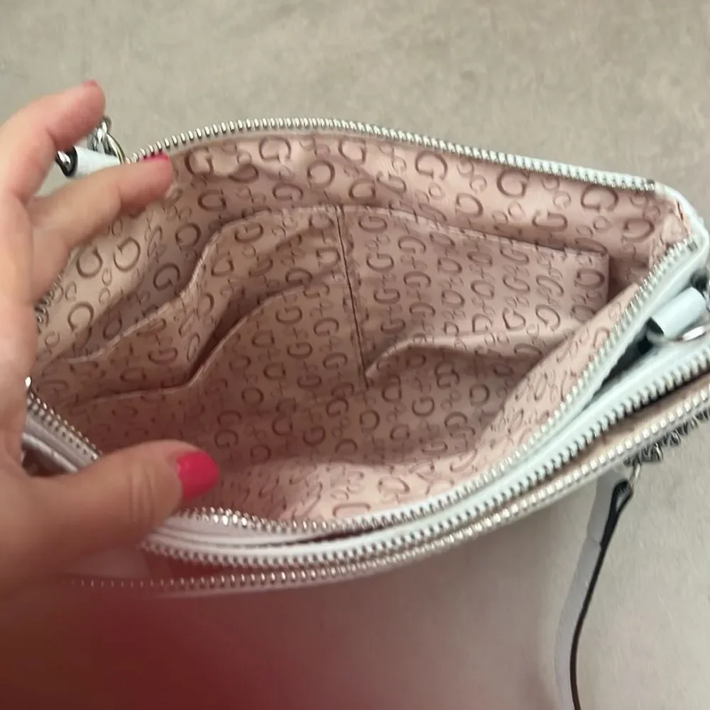 *Guess* True White Silver Chain Monogram Double Zip Crossbody Messenger Bag EUC!